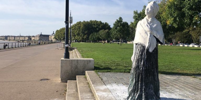 O statuie dedicată victimelor sclavagismului a fost VANDALIZATĂ la Bordeaux