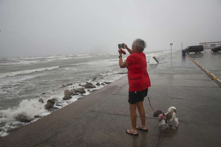 Uraganul Nicholas, retrogradat la nivel de furtună tropicală după ce a lovit coasta Texasului