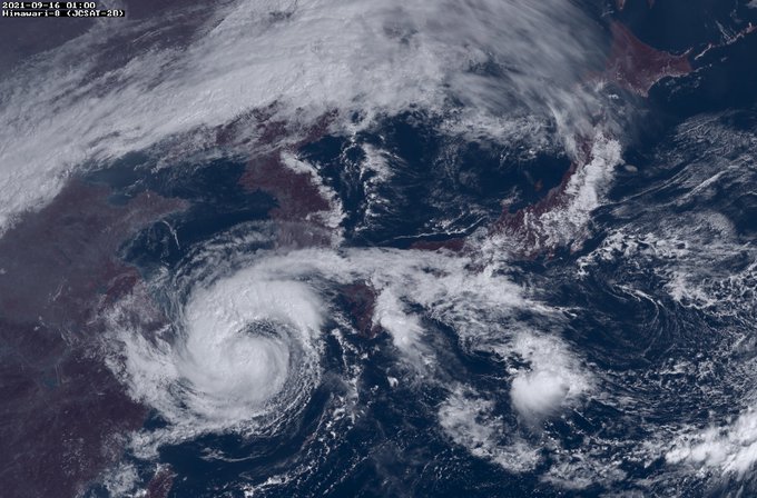 Taifunul Chanthu a devastat o insulă sud-coreeană şi acum ameninţă Japonia
