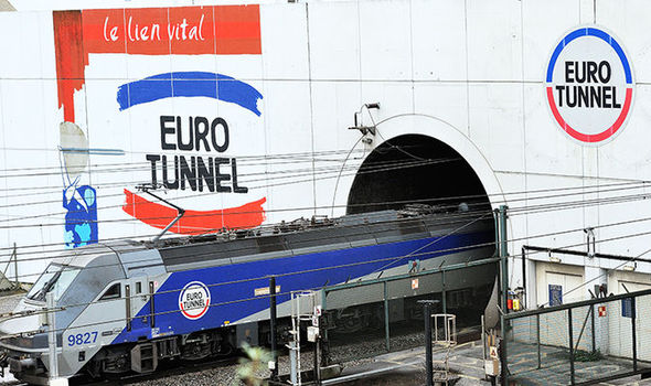 Pasageri blocaţi ore întregi în Eurotunel, după ce un tren s-ar fi defectat