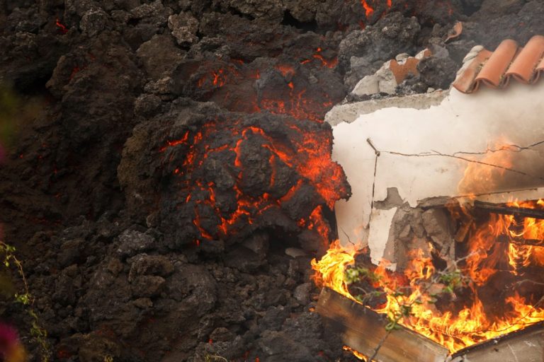 Circa 3.000 de locuitori de pe insula La Palma, obligaţi să rămână în case după ce lava vulcanului Cumbre Vieja a distrus o fabrică de ciment