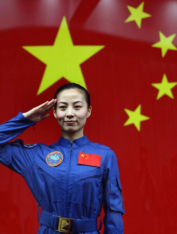 Chinezii trimit o femeie să lucreze la staţia lor spaţială