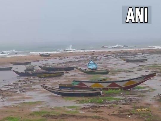 Un ciclon puternic MĂTURĂ coasta Indiei! Trei oameni au murit!