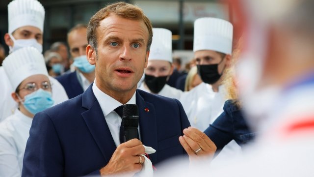 Tânărul care l-a atacat pe Macron cu un ou a fost internat la psihiatrie – VIDEO