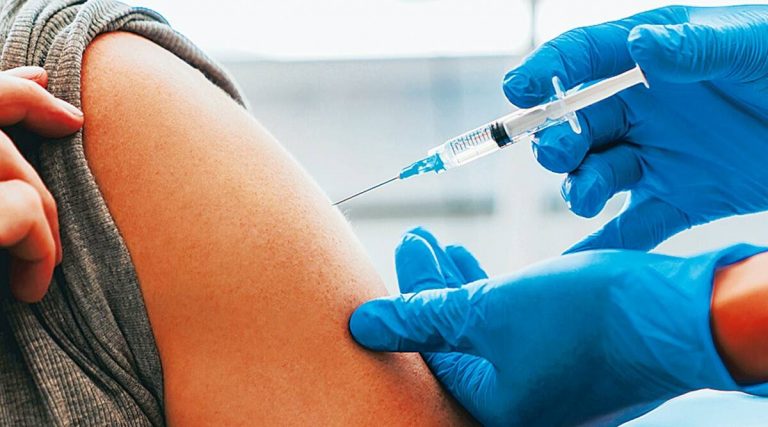 Un italian a cerut să fie vaccinat în braţul pe care îşi lipise o proteză din silicon