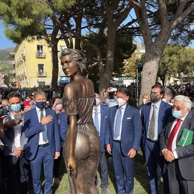 O statuie a unei femei stârneşte polemică în Italia – FOTO