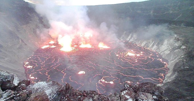 Jeturile de lavă produse de vulcanul Kilauea ating înălţimea unui bloc cu 5 etaje (VIDEO)