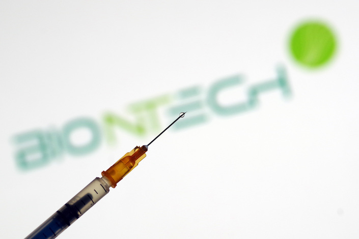 Câştigurile trimestriale ale BioNTech scad, în urma reducerii vânzărilor de vaccinuri