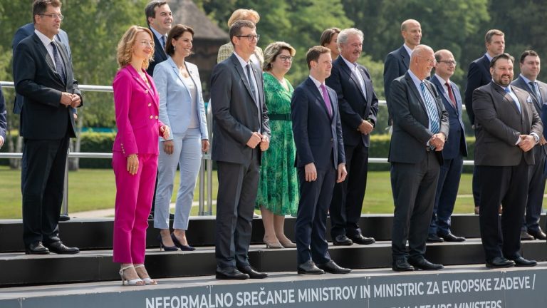 Liderii UE caută unitatea în faţa Washingtonului şi Beijingului