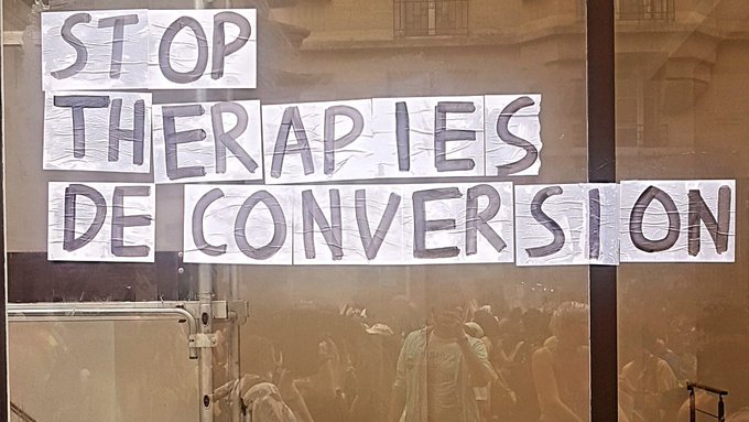 Franţa dezbate un proiect de lege împotriva ‘terapiilor de conversie’