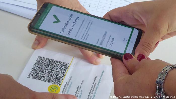 Certificatul verde rămâne OBLIGATORIU în spaţiile publice din Olanda