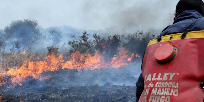 Pompieri şi voluntari luptă cu incendiile persistente din nordul Argentinei