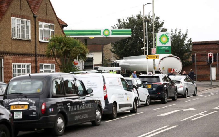 Trecerea guvernului britanic la combustibil mai ecologic a fost ‘factorul major’ din spatele crizei benzinei