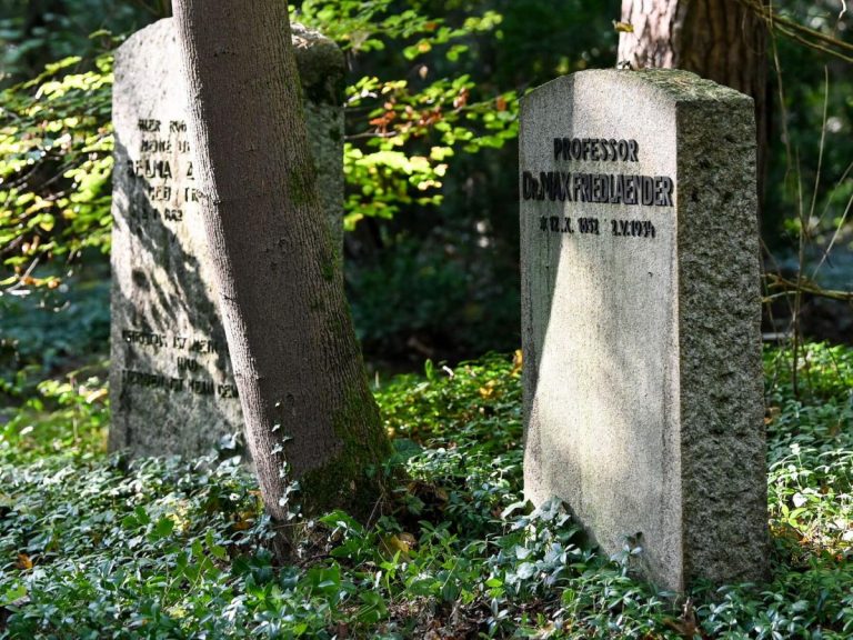 Biserica protestantă germană a înhumat un neonazist în mormântul unui evreu