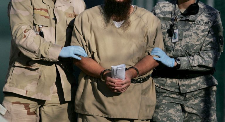 Un deţinut de la Guantanamo NU ARE VOIE să vorbească prea mult despre închisorile secrete ale CIA