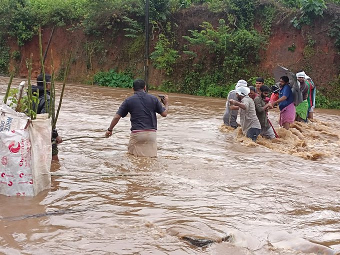Cel puţin 15 morţi în inundaţii şi alunecări de teren provocate de ploile musonice în nordul Indiei