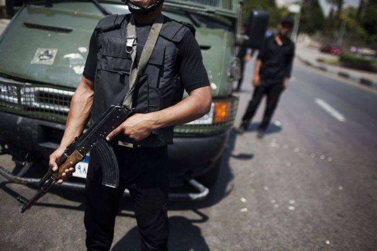 Un poliţist ucis, încercând să dezamorseze o bombă în faţa unei biserici copte din Cairo