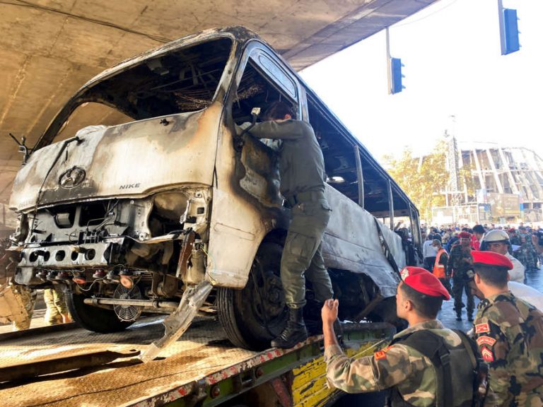 Un autobuz plin cu soldaţi sirieni a sărit în aer în apropiere de Damasc! Sunt zeci de morţi şi răniţi!