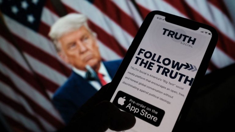 Reţeaua de socializare ‘Truth Social’ lansată de Trump, sufocată de cereri din prima sa zi