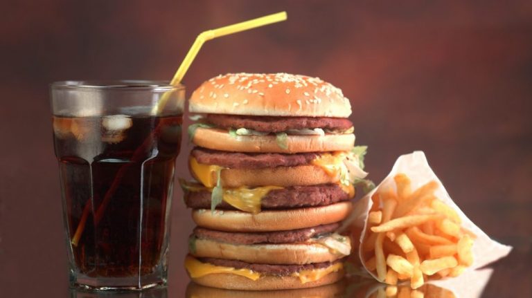 Consumul ridicat de alimente ultra-procesate creşte riscul de hipertensiune şi hiperlepidemie