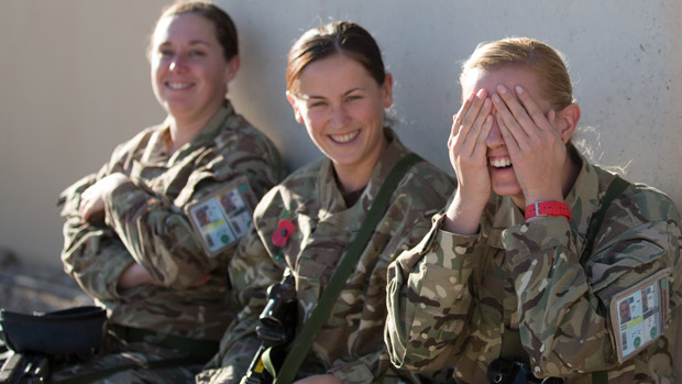 Femeile din armata britanică riscă hărţuirea fizică, sexuală şi emoţională