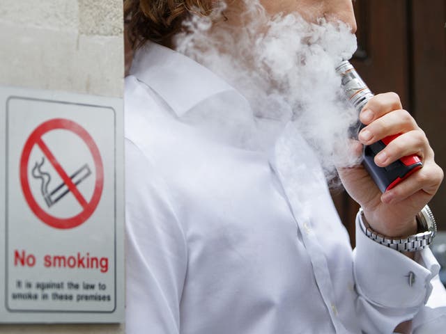 Țigările electronice ar putea fi prescrise pentru a te ajuta să te laşi de fumat