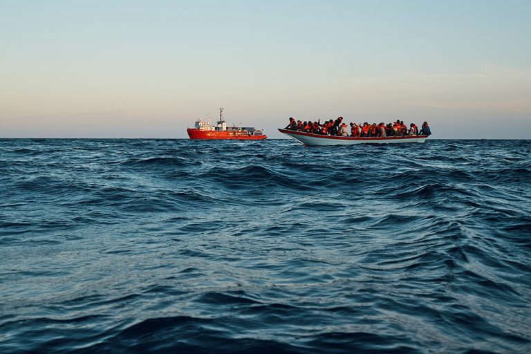 Peste o mie de migranţi au debarcat în ultimele ore în Italia