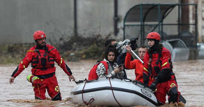 Inundaţiile fac ravagii în Bosnia (VIDEO)! Capitala ţării ‘s-a scufundat’ în BEZNĂ!