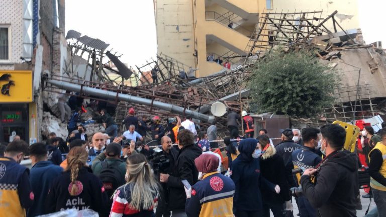 21 de oameni au scăpat cu viaţă după prăbuşirea unei clădiri în Turcia (VIDEO)
