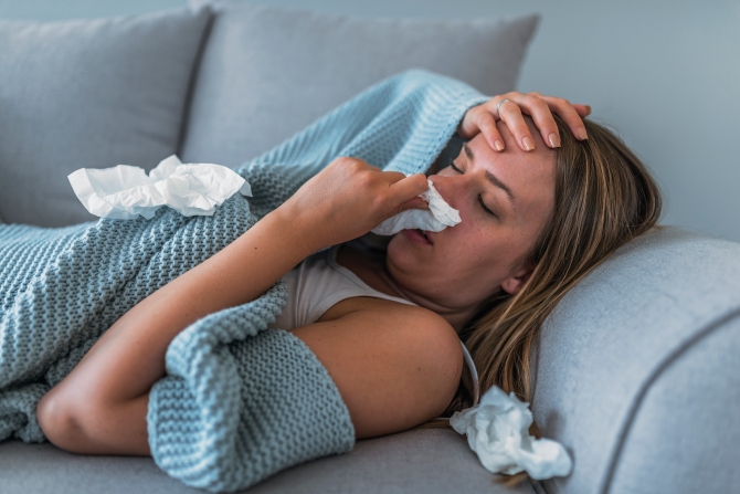 Tot mai puține cazuri de gripă și COVID-19