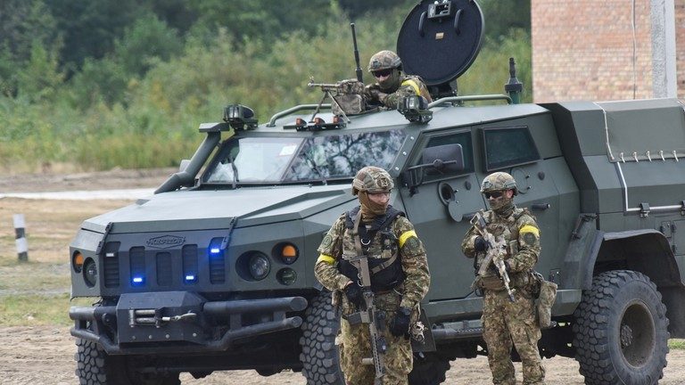 Republica Cehă va furniza 4.000 de obuze de artilerie în zilele următoare Ucrainei