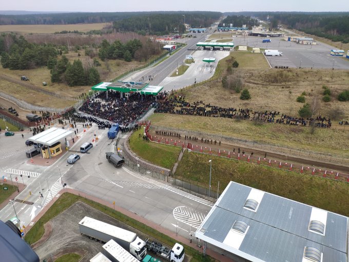 Sute de migranţi s-au strâns la un post de frontieră închis şi încearcă să forţeze intrarea în Polonia – VIDEO
