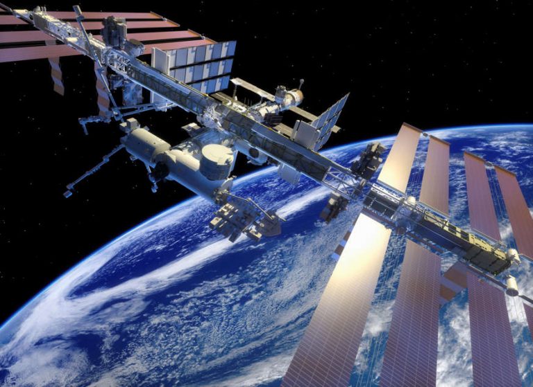 ISS a efectuat o manevră pe orbită pentru a evita o coliziune cu deşeuri spaţiale