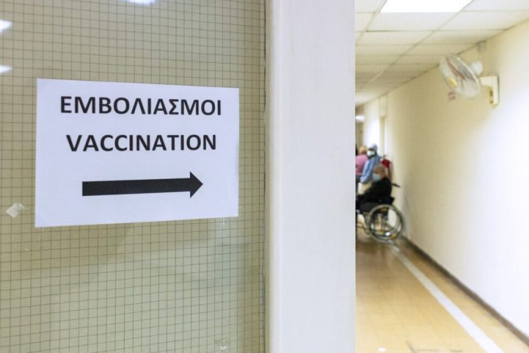 Ciprioţii sunt îndemnaţi să se vaccineze cu a treia doză de vaccin anti-COVID