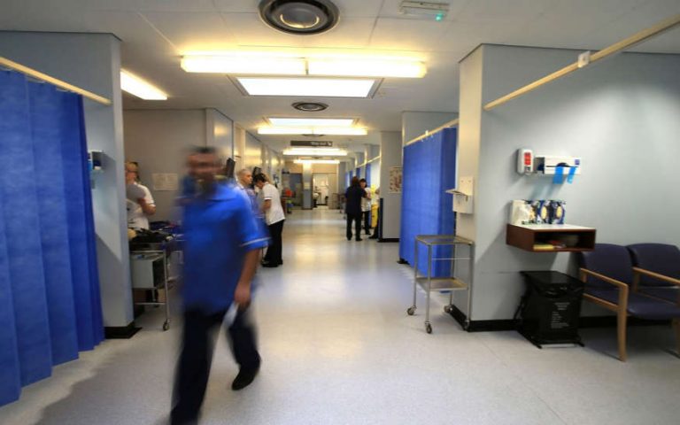 Numărul internărilor asociate gripei în spitalele din Anglia, pentru prima dată mai numeroase decât spitalizările din cauza COVID-19