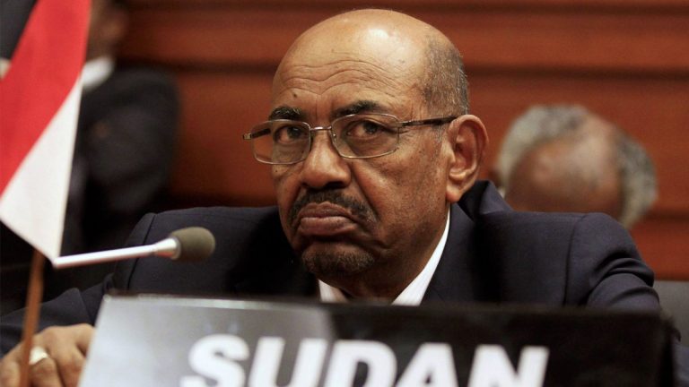 Fostul preşedinte sudanez Omar Al-Bashir, inculpat pentru corupţie