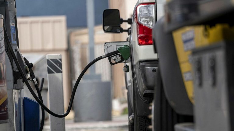 Preţul mediu al benzinei din SUA a depăşit, pentru prima dată, 5 dolari pe galon