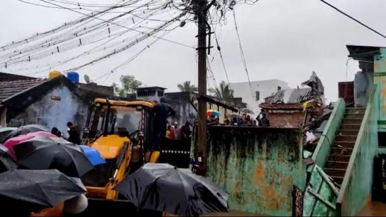 9 oameni, inclusiv 4 copii, au murit STRIVIŢI de un zid în India