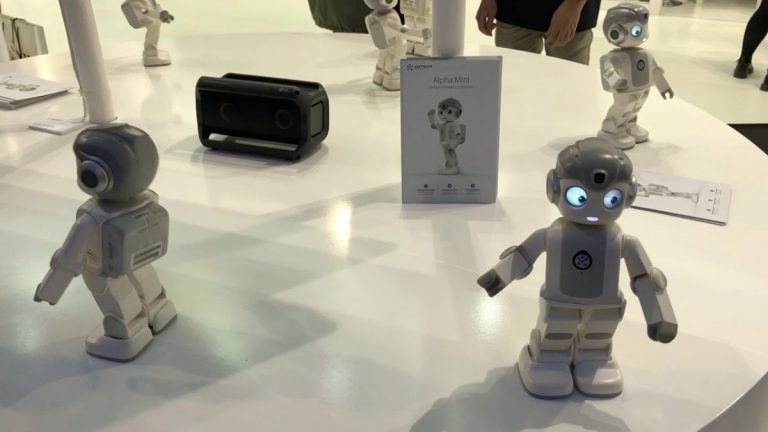 Roboţelul Alpha Mini îi ajută pe copiii din grădiniţe să înveţe