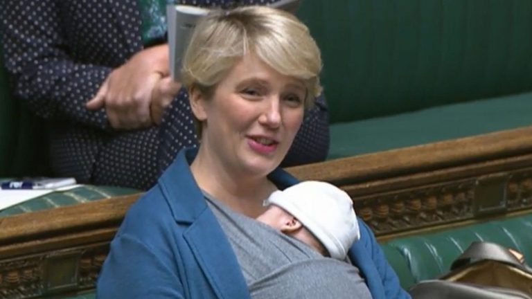Parlamentul britanic este CONSTERNAT după ce unei deputate i s-a cerut să nu mai vină cu bebeluşul ei la şedinţe