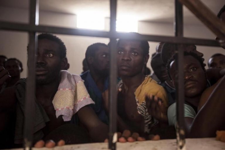 Şase migranţi ucişi de gardieni într-un centru de detenţie din Libia