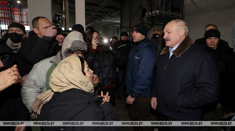 Aleksandr Lukaşenko a vizitat un centru de migranţi de la frontiera cu Polonia