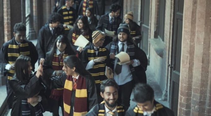 Studenţii unei universităţi din Lahore au transformat campusul în şcoala lui Harry Potter