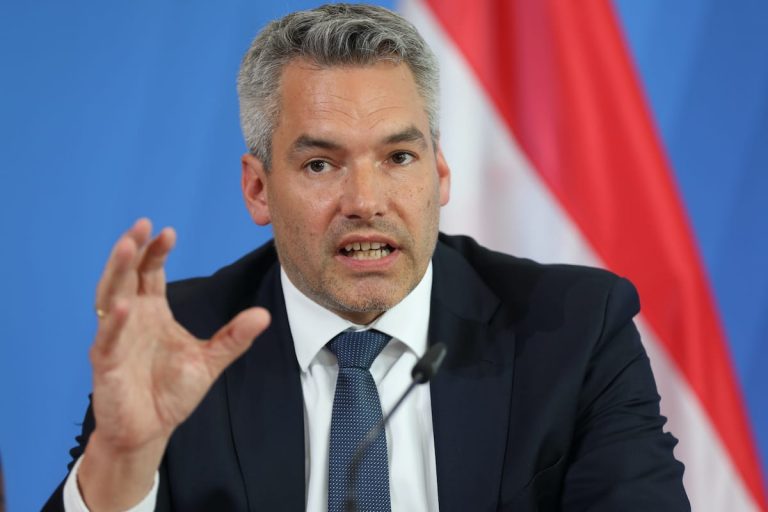 Cancelarul Austriei e de neoprit: Nehammer va impune teste ADN pentru migranți