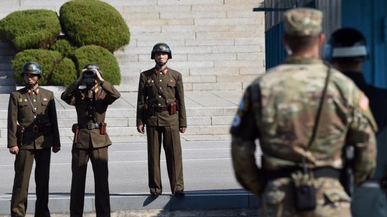Cele două Corei desfiinţează 11 posturi de pază de la frontiera comună