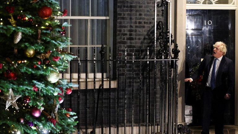 Boris Johnson îşi prezintă SCUZE după povestea unei presupuse petreceri de Crăciun la Downing Street