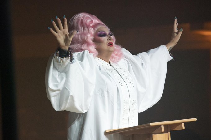 Un pastor protestant a fost dat afară din Biserică după ce a apărut la TV în ipostază de drag queen