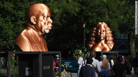 Statuile lui George Floyd şi Breonna Taylor au fost scoase la licitaţie