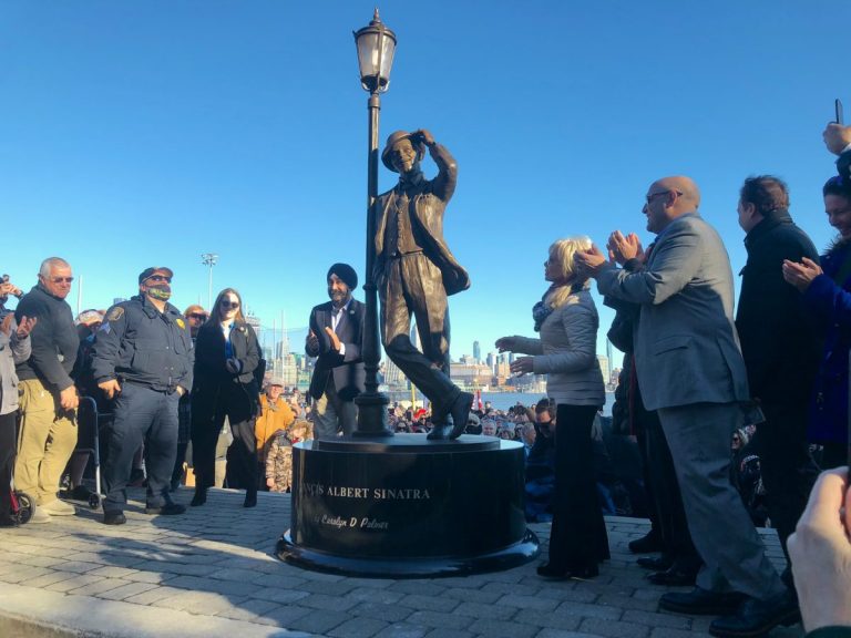 O statuie a lui Sinatra a fost inaugurată în oraşul natal al cântăreţului