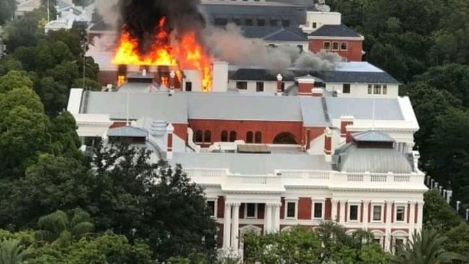 Parlamentul Africii de Sud ARDE mocnit (VIDEO)! Pompierii au reuşit să pună sub control incendiul